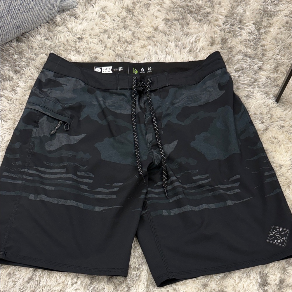 ‼️‼️‼️SOLD‼️‼️‼️Salty Crew Black and Gray Board Shorts